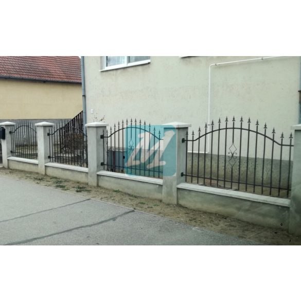Kovácsoltvas jellegű kerítés , kapu , Debrecen
