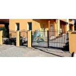 Kovácsoltvas jellegű kerítés köz elem , festett