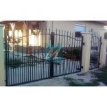 Kovácsoltvas jellegű kerítés , kapu , Debrecen
